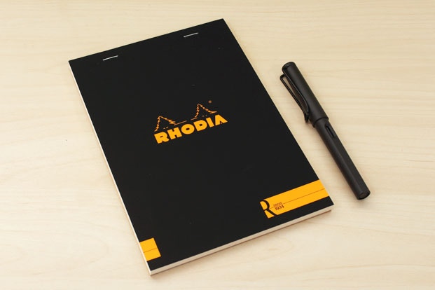 Giấy Rhodia R Premium Notepad và bút Lamy Safari sẽ rất phù hợp với những ai mới sử dụng bút máy