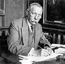 Arthur Conan Doyle với bút Parker Duofold Fountain Pen
