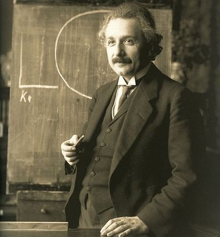 Albert Einstein phát triển lý thuyết tương đối bằng  bút Pelikan 100 N và bút Waterman cao cấp Fountain Pen 