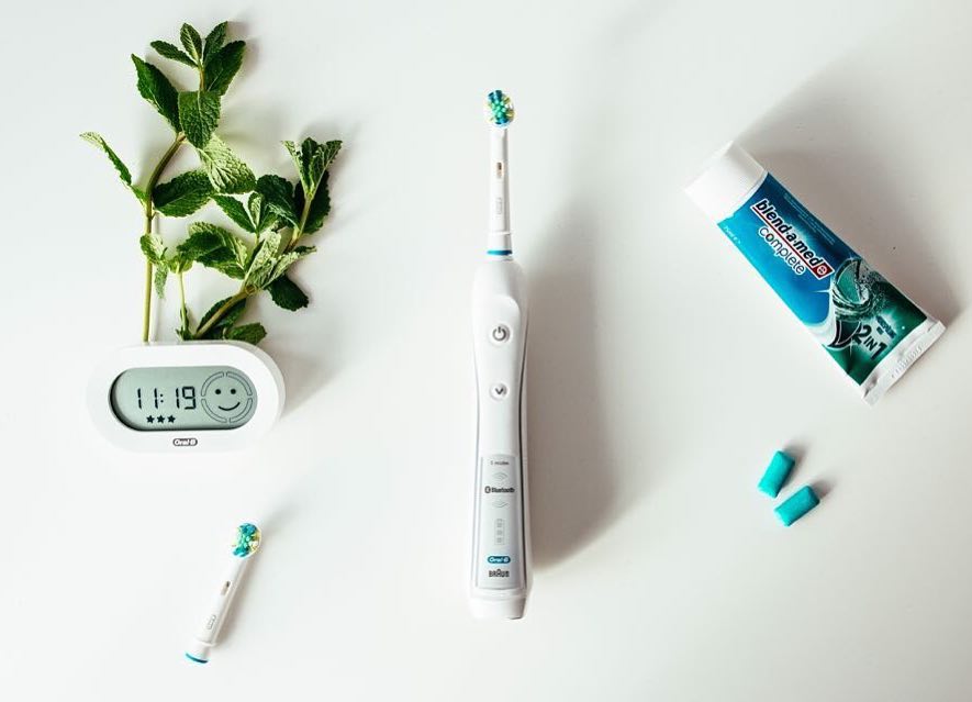 Bàn chải điện Oral B 7000 màu trắng