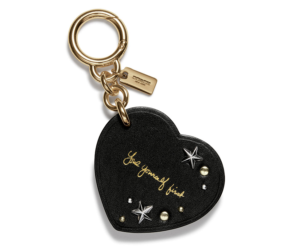 phụ kiện đeo túi trái tim (bag charms) của bộ sưu tập Coach x Selena Gomez