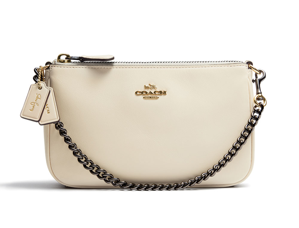 Túi Wristlet của bộ sưu tập Coach x Selena Gomez