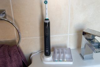 Bàn chải điện Oral-B Genius 9000